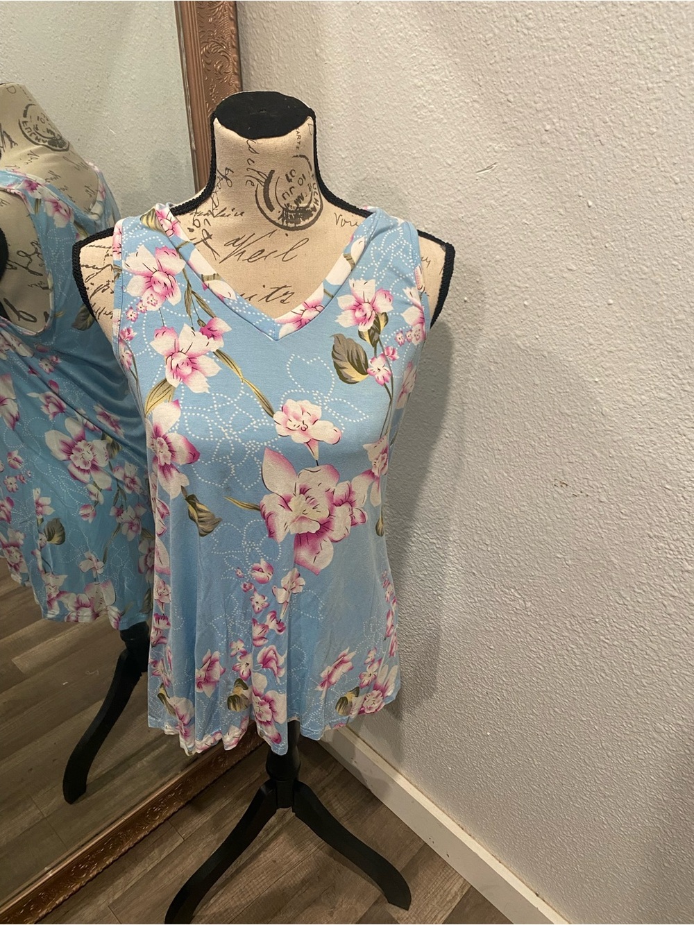 Light Blue Floral V‑Neck Swing Tank Top - Picture 2 of 5